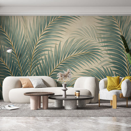 Un salon moderne avec un papier peint tropical représentant de grandes feuilles de palmier vertes sur fond beige, créant une ambiance fraîche et apaisante.