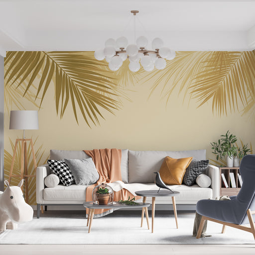 Un salon lumineux avec un papier peint tropical beige illustrant de grandes feuilles de palmier dorées, créant une ambiance chaleureuse et apaisante.