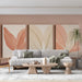 Un salon moderne avec un papier peint représentant de grandes feuilles aux teintes douces de rose et beige, créant une atmosphère apaisante et chaleureuse.