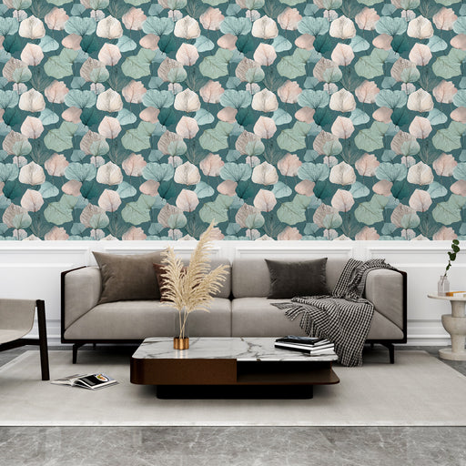 Un salon moderne avec un papier peint floral aux grandes feuilles dans des teintes de vert et rose, créant une ambiance apaisante et naturelle.