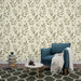 Un salon chaleureux avec un papier peint floral crème et vert illustrant des feuilles délicates, créant une ambiance apaisante et naturelle.