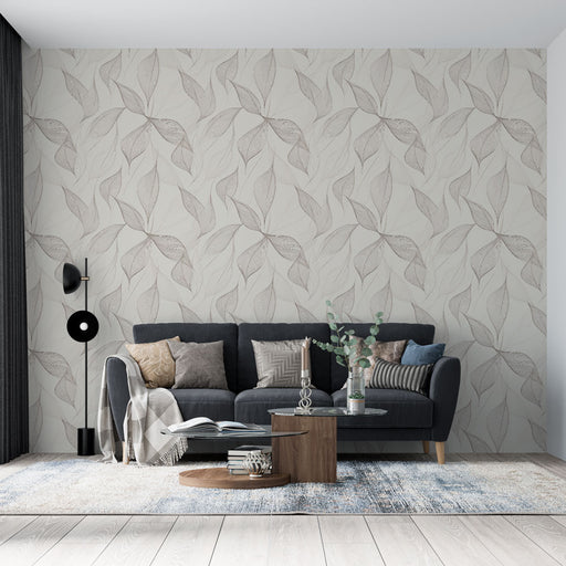 Un salon moderne avec un papier peint aux motifs de feuilles délicates dans des teintes beige et taupe, créant une atmosphère douce et apaisante.
