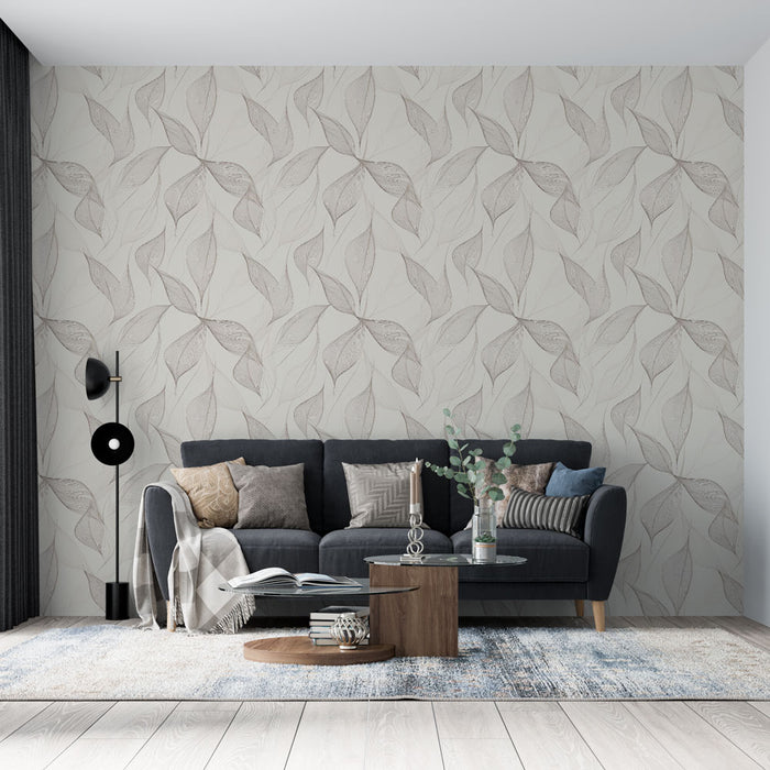 Un salon moderne avec un papier peint aux motifs de feuilles délicates dans des teintes beige et taupe, créant une atmosphère douce et apaisante.