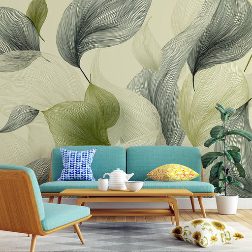 Un salon moderne avec un papier peint représentant de grandes feuilles stylisées en vert et noir sur fond beige, créant une atmosphère apaisante et naturelle.
