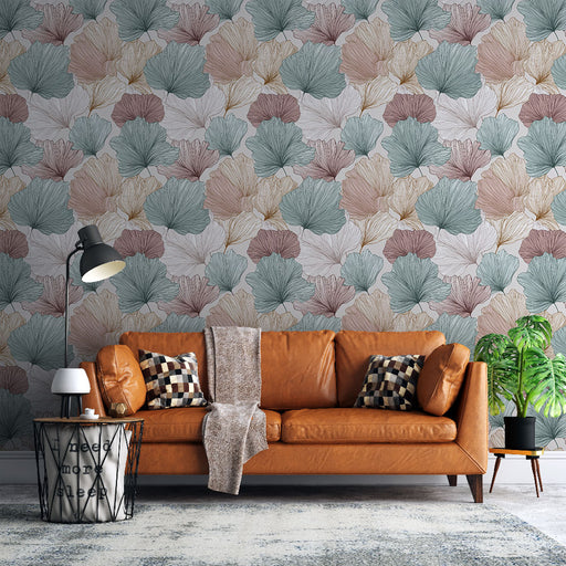 Un salon contemporain avec un papier peint floral aux teintes douces de vert, rose et beige, créant une atmosphère apaisante et élégante.