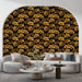 Un salon contemporain avec un papier peint floral noir et doré, présentant des motifs de feuilles délicates qui créent une ambiance élégante et sophistiquée.