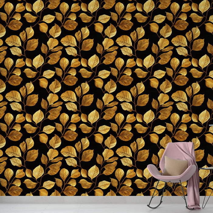 Un salon élégant avec un papier peint noir orné de feuilles dorées, créant une atmosphère chaleureuse et sophistiquée.