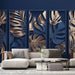 Un salon moderne avec un papier peint bleu nuit et doré représentant de grandes feuilles tropicales, créant une ambiance élégante et chaleureuse.