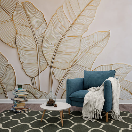 Un salon moderne avec un papier peint représentant de grandes feuilles dorées sur fond clair, créant une ambiance élégante et apaisante.