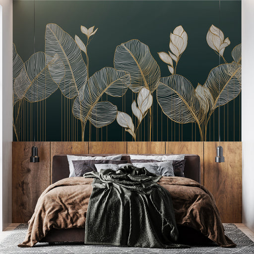 Une chambre élégante avec un papier peint tropical vert foncé orné de feuilles dorées aux lignes délicates, créant une atmosphère apaisante et raffinée.
