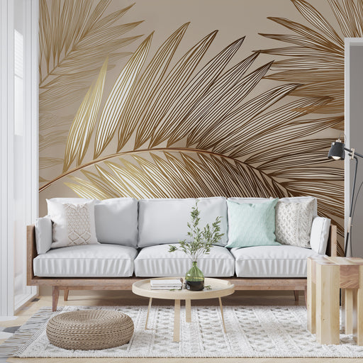 Un salon lumineux avec un papier peint aux motifs de feuilles de palmier dorées sur fond beige, créant une ambiance chaleureuse et tropicale.
