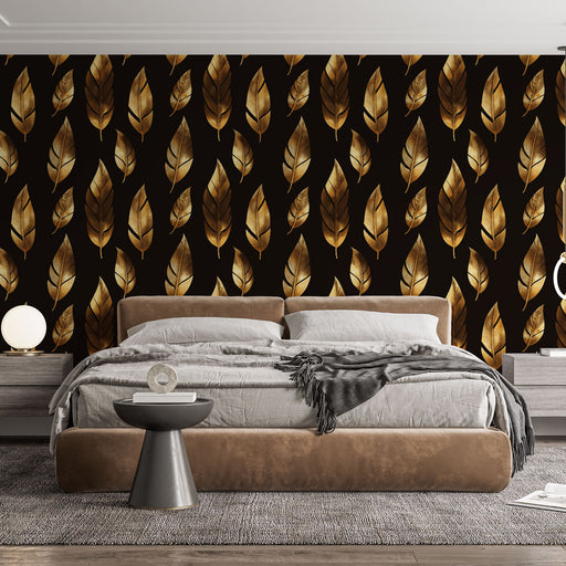 Une chambre moderne avec un papier peint noir orné de feuilles dorées, créant une ambiance élégante et chaleureuse.