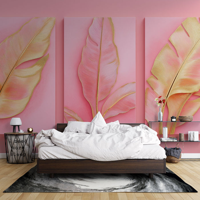 Une chambre moderne avec un papier peint représentant de grandes feuilles dorées sur fond rose, créant une ambiance chaleureuse et accueillante.