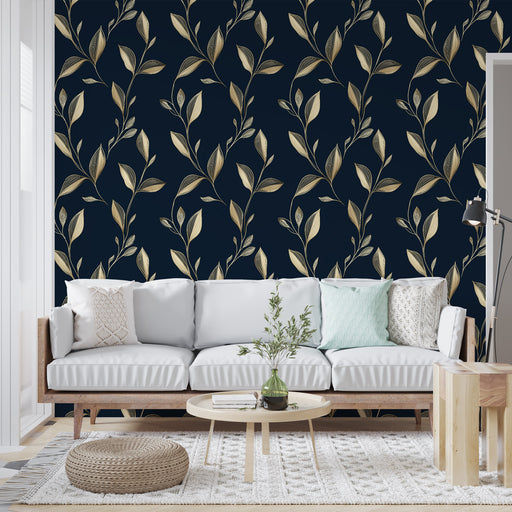 Un salon élégant avec un papier peint bleu marine orné de motifs de feuilles dorées, créant une ambiance sophistiquée et apaisante.