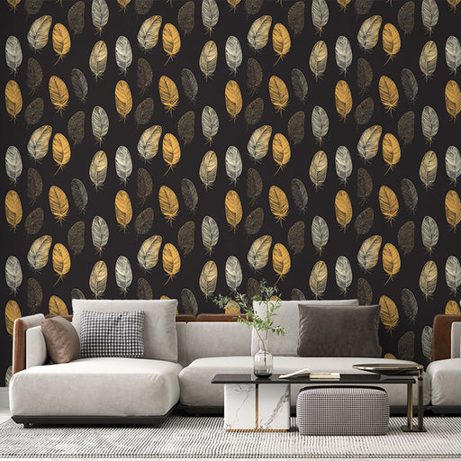 Un salon moderne avec un papier peint noir orné de feuilles dorées, argentées et grises, créant une atmosphère élégante et chaleureuse.