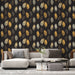Un salon moderne avec un papier peint noir orné de feuilles dorées, argentées et grises, créant une atmosphère élégante et chaleureuse.