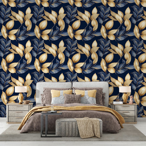 Une chambre élégante avec un papier peint floral bleu marine et doré, présentant des feuilles stylisées qui créent une atmosphère chaleureuse et raffinée.