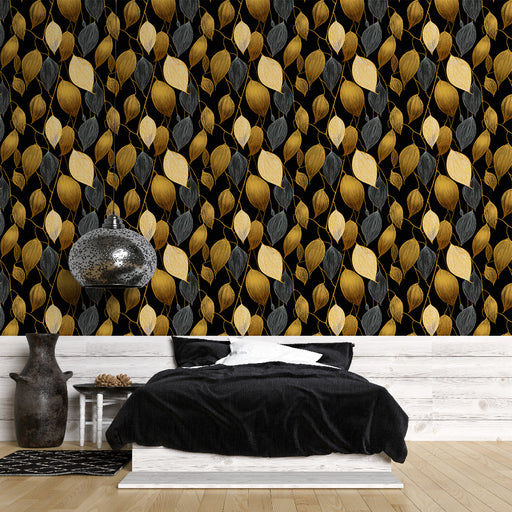 Une chambre moderne avec un papier peint aux motifs de feuilles dorées et grises sur fond noir, créant une ambiance élégante et sophistiquée.