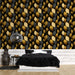 Une chambre moderne avec un papier peint aux motifs de feuilles dorées et grises sur fond noir, créant une ambiance élégante et sophistiquée.