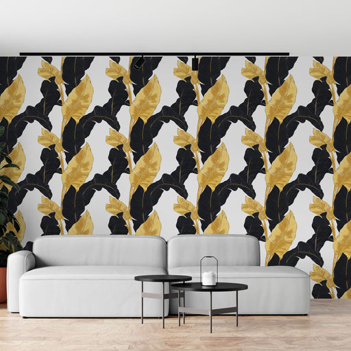 Un salon contemporain avec un papier peint tropical aux grandes feuilles noires et dorées sur fond blanc, créant une ambiance dynamique et élégante.