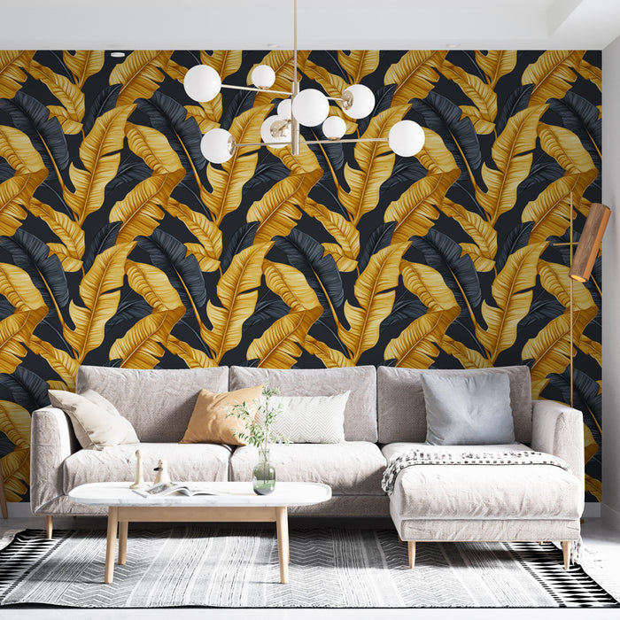 Un salon moderne avec un papier peint tropical aux grandes feuilles dorées et noires sur fond sombre, créant une ambiance chaleureuse et élégante.
