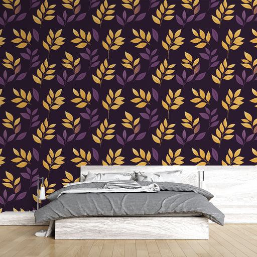 Une chambre moderne avec un papier peint floral aux motifs de feuilles dorées et violettes sur fond sombre, créant une atmosphère chaleureuse et élégante.