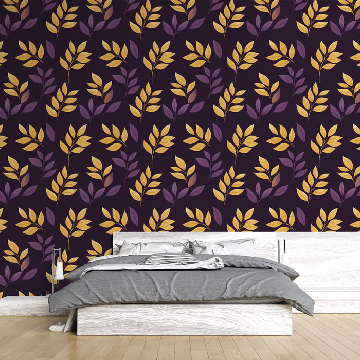 Une chambre moderne avec un papier peint floral aux motifs de feuilles dorées et violettes sur fond sombre, créant une atmosphère chaleureuse et élégante.