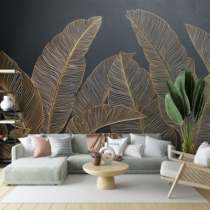 Un salon moderne avec un papier peint noir orné de grandes feuilles dorées, créant une ambiance élégante et chaleureuse.