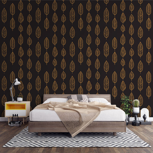 Une chambre moderne avec un papier peint noir orné de motifs de feuilles dorées, créant une ambiance élégante et chaleureuse.