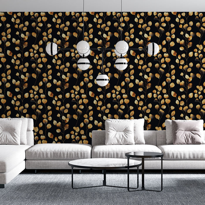 Un salon moderne avec un papier peint floral noir orné de feuilles dorées, créant une ambiance élégante et chaleureuse.