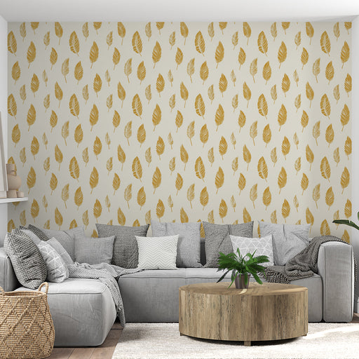 Un salon moderne avec un papier peint aux motifs de feuilles dorées sur fond crème, créant une ambiance chaleureuse et naturelle.
