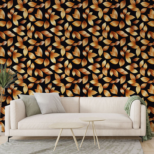 Un salon contemporain avec un papier peint floral aux motifs de feuilles dorées sur fond noir, créant une ambiance élégante et chaleureuse.