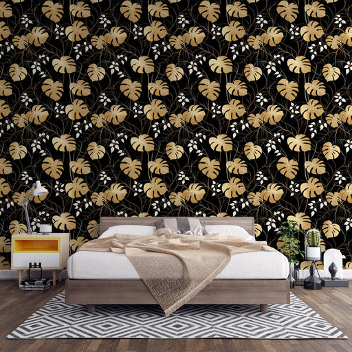 Une chambre moderne avec un papier peint tropical noir orné de grandes feuilles dorées et de motifs floraux blancs, créant une ambiance élégante et chaleureuse.