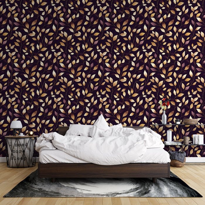 Une chambre élégante avec un papier peint floral aux motifs de feuilles dorées sur fond violet, créant une atmosphère chaleureuse et apaisante.