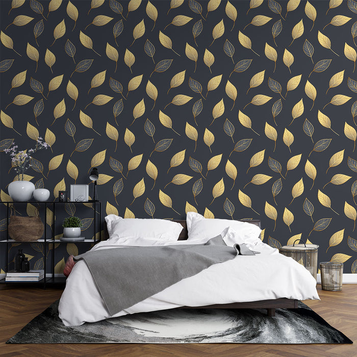 Une chambre moderne avec un papier peint aux motifs de feuilles dorées sur fond noir, créant une ambiance élégante et chaleureuse.
