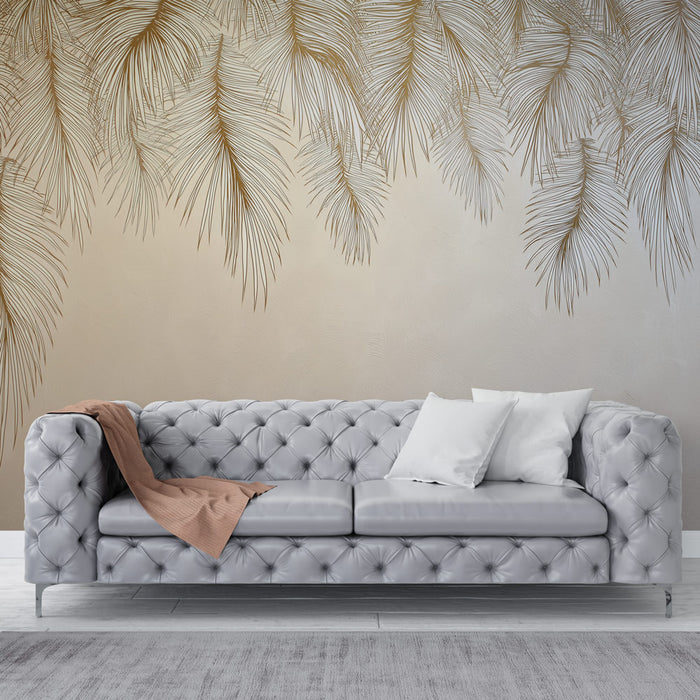 Un salon élégant avec un papier peint représentant de grandes feuilles de palmier dorées sur un fond beige, créant une ambiance tropicale et chaleureuse.