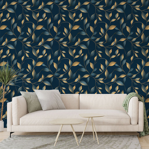 Un salon élégant avec un papier peint floral bleu nuit et doré, aux motifs de feuilles délicates, créant une ambiance raffinée et apaisante.