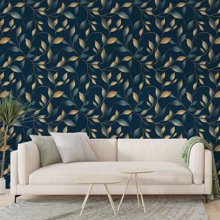 Un salon élégant avec un papier peint floral bleu nuit et doré, aux motifs de feuilles délicates, créant une ambiance raffinée et apaisante.