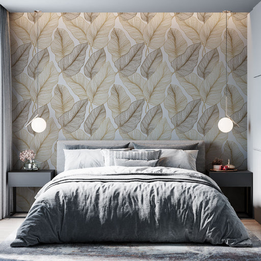 Une chambre moderne avec un papier peint aux motifs de grandes feuilles dorées et grises sur fond clair, créant une ambiance élégante et apaisante.