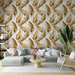 Un salon moderne avec un papier peint marbré aux feuilles dorées, créant une ambiance élégante et chaleureuse, accentuée par des éléments naturels.