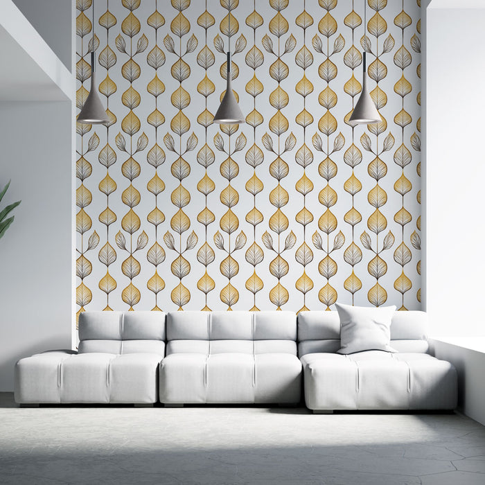 Un salon moderne avec un papier peint aux motifs de feuilles stylisées en or et noir sur fond blanc, créant une ambiance élégante et chaleureuse.