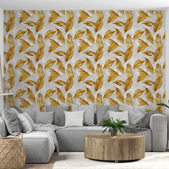 Un salon moderne avec un papier peint aux motifs de feuilles dorées sur fond clair, créant une ambiance chaleureuse et naturelle.