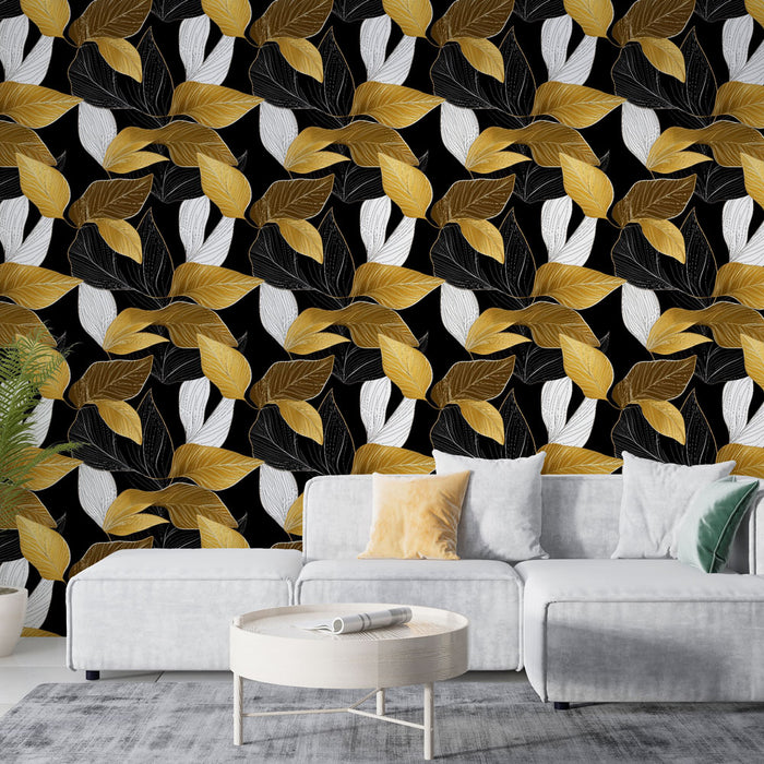Un salon moderne avec un papier peint floral noir orné de feuilles dorées, blanches et noires, créant une ambiance élégante et chaleureuse.