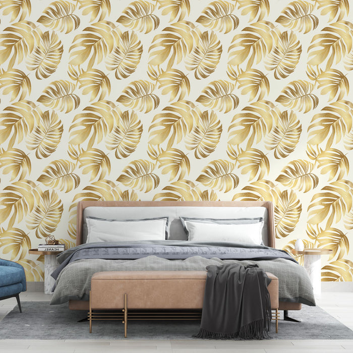 Une chambre élégante avec un papier peint tropical aux motifs de feuilles dorées sur fond clair, créant une ambiance chaleureuse et apaisante.