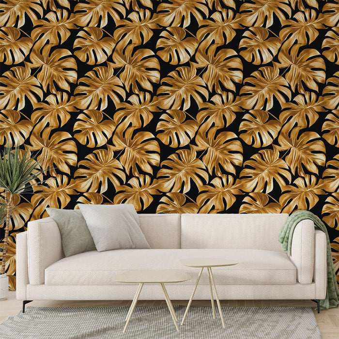 Un salon moderne avec un papier peint tropical aux grandes feuilles dorées sur fond noir, créant une ambiance élégante et chaleureuse.