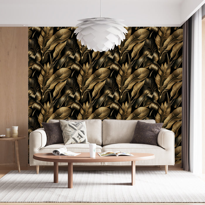 Un salon contemporain avec un papier peint tropical aux motifs de grandes feuilles dorées sur fond noir, créant une ambiance élégante et chaleureuse.