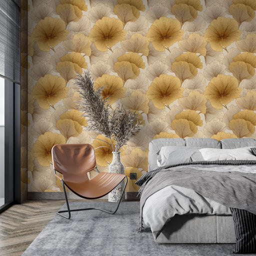 Une chambre moderne avec un papier peint floral aux grandes fleurs dorées et beige créant une atmosphère chaleureuse et élégante.