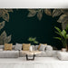 Un salon moderne avec un papier peint noir profond orné de feuilles dorées délicates, créant une ambiance élégante et chaleureuse.