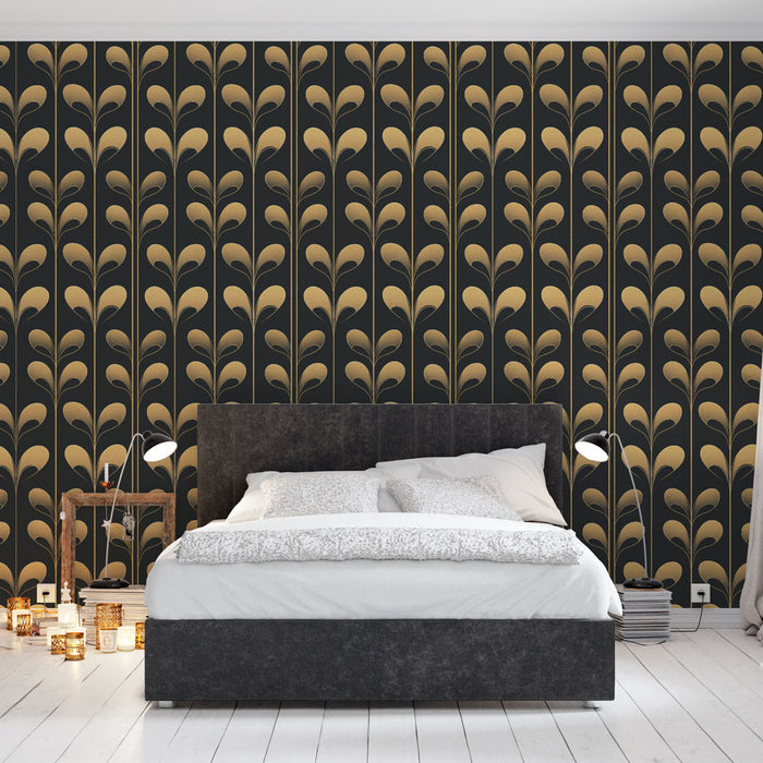 Une chambre élégante avec un papier peint noir orné de motifs dorés en forme de feuilles, créant une atmosphère chic et chaleureuse.