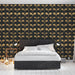 Une chambre élégante avec un papier peint noir orné de motifs dorés en forme de feuilles, créant une atmosphère chic et chaleureuse.
